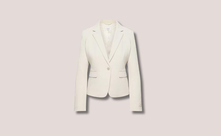 Aritzia | Clean, tailored fashion that reflects confidence and precision.