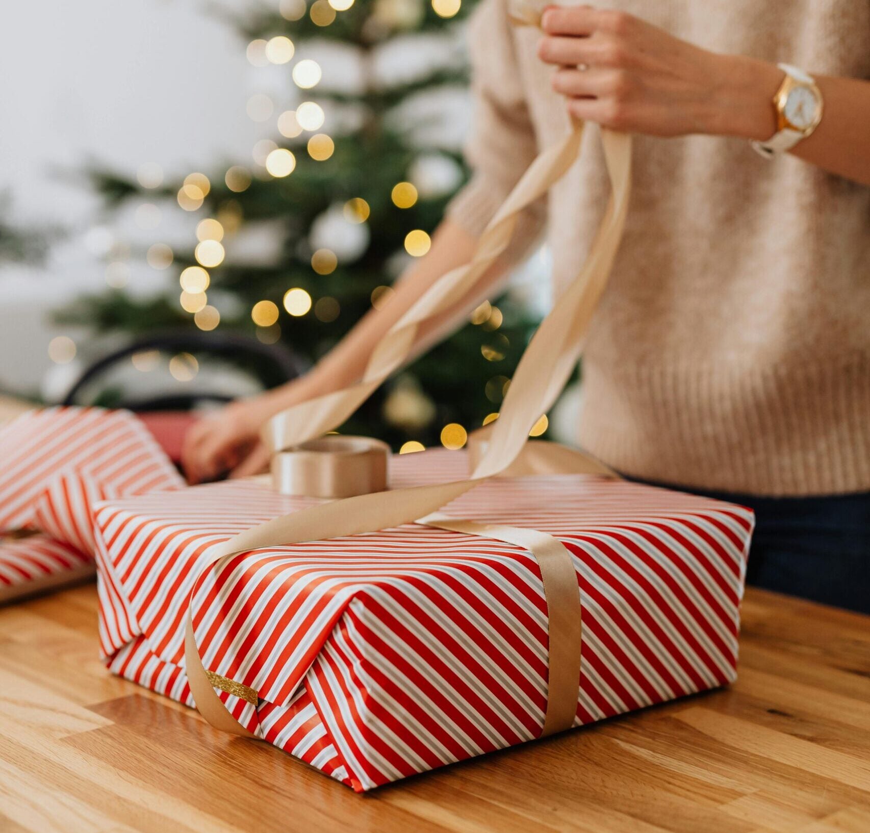 Wrapping gift with ribbons